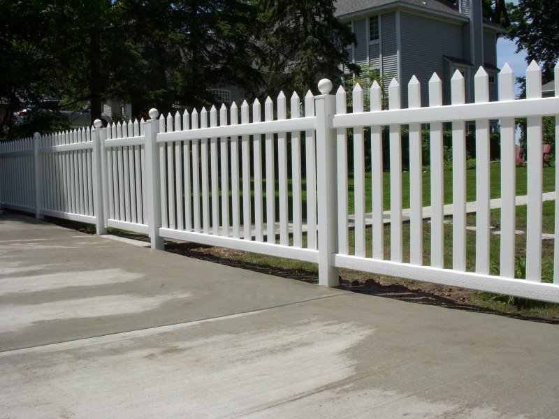 Danbury Concave Bufftech Vinyl Fence